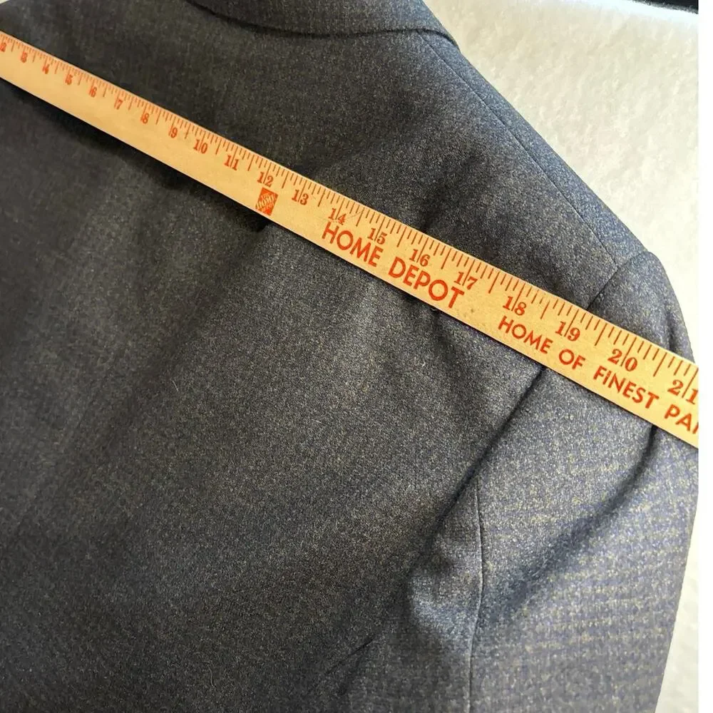 Armani Collezioni Men's Two Button Blazer Gray/Blue Size 44R Made in Italy.